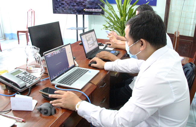Công chức Cục Thuế Bình Định tư vấn hướng dẫn người nộp thuế thực hiện kê khai, quyết toán thuế. Ảnh: TS