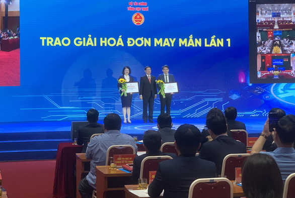 Tổng cục Thuế tổ chức trao thưởng  “Hóa đơn may mắn” của đợt 1. 