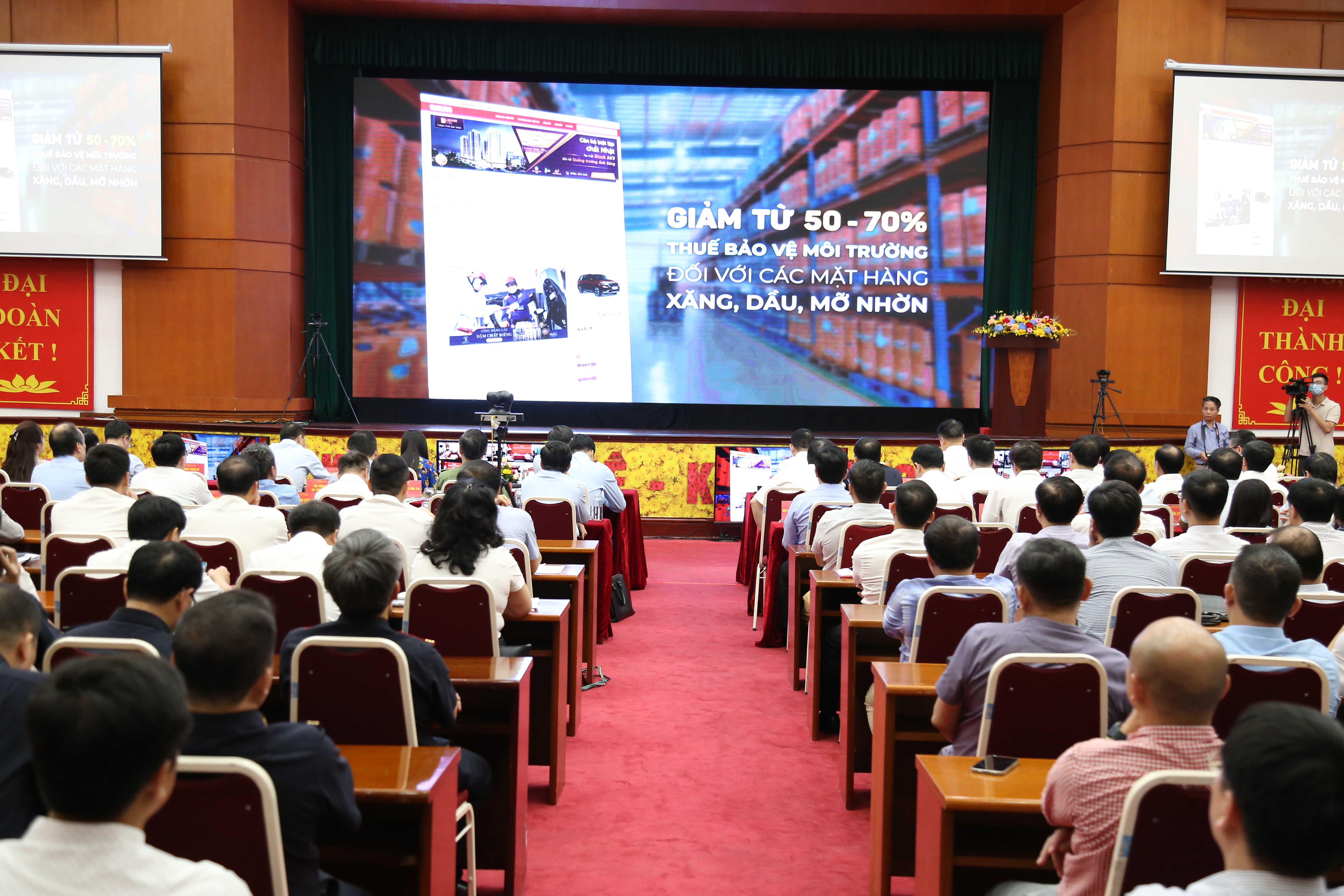 Kết quả thực hiện nhiệm vụ công tác của ngành Thuế được minh họa tại Hội nghị. 