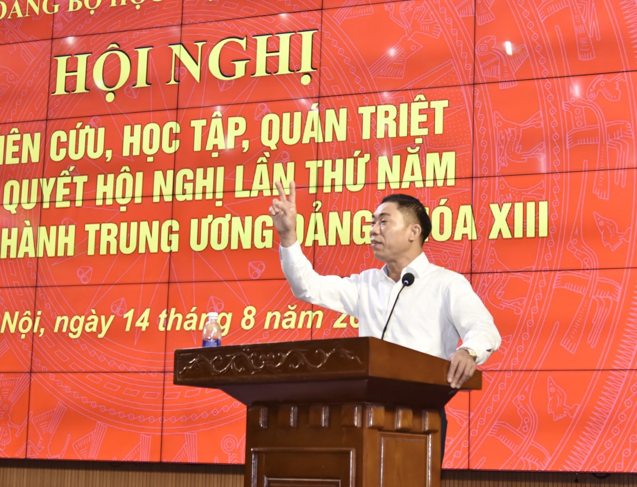 TS. Đoàn Văn Báu-Vụ trưởng Vụ Lý luận Chính trị, Ban Tuyên giáo Trung ương truyền đạt các nội dung của Hội nghị Trung ương 5 khóa XIII