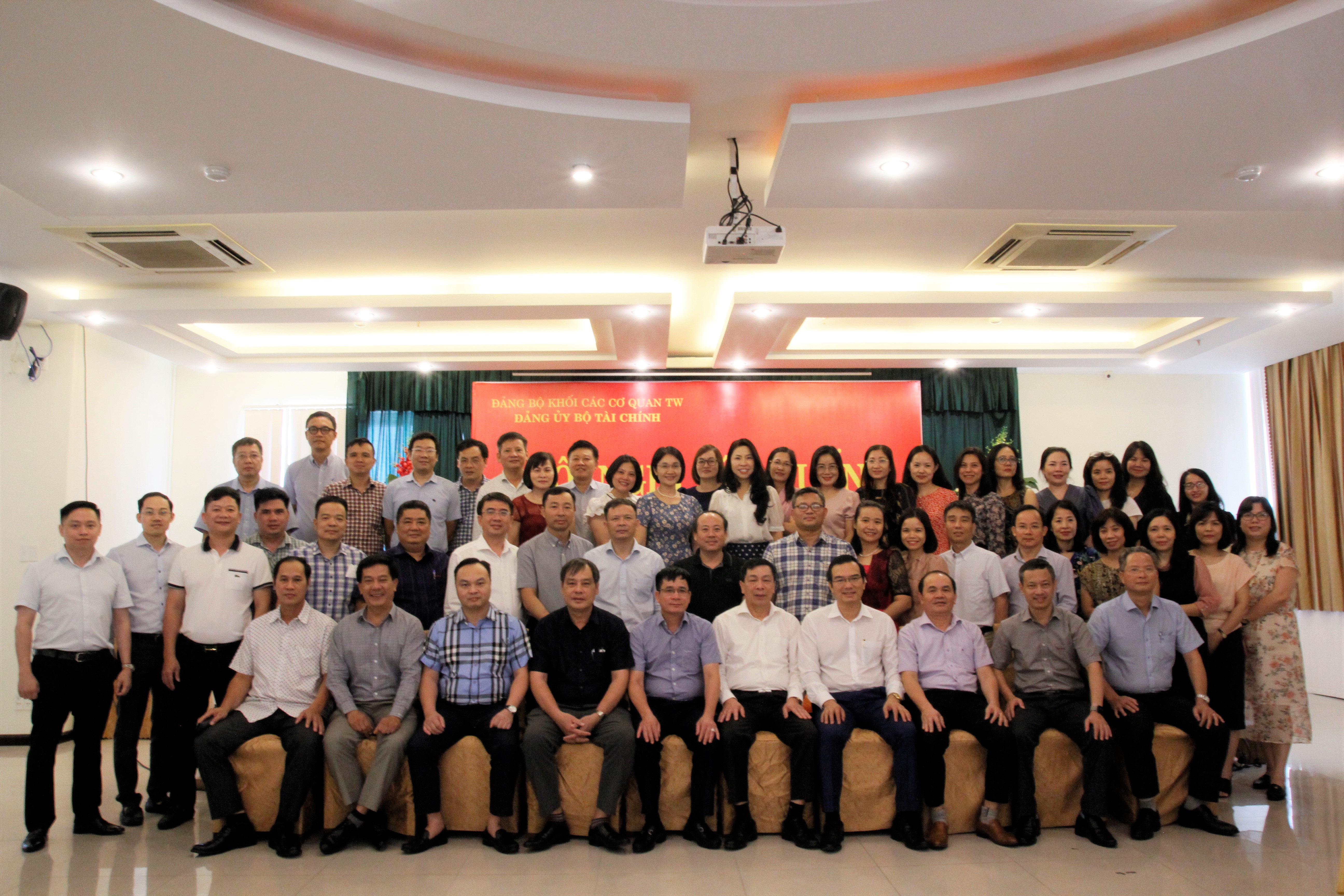 Các đại biểu tham dự hội nghị chụp ảnh lưu niệm.