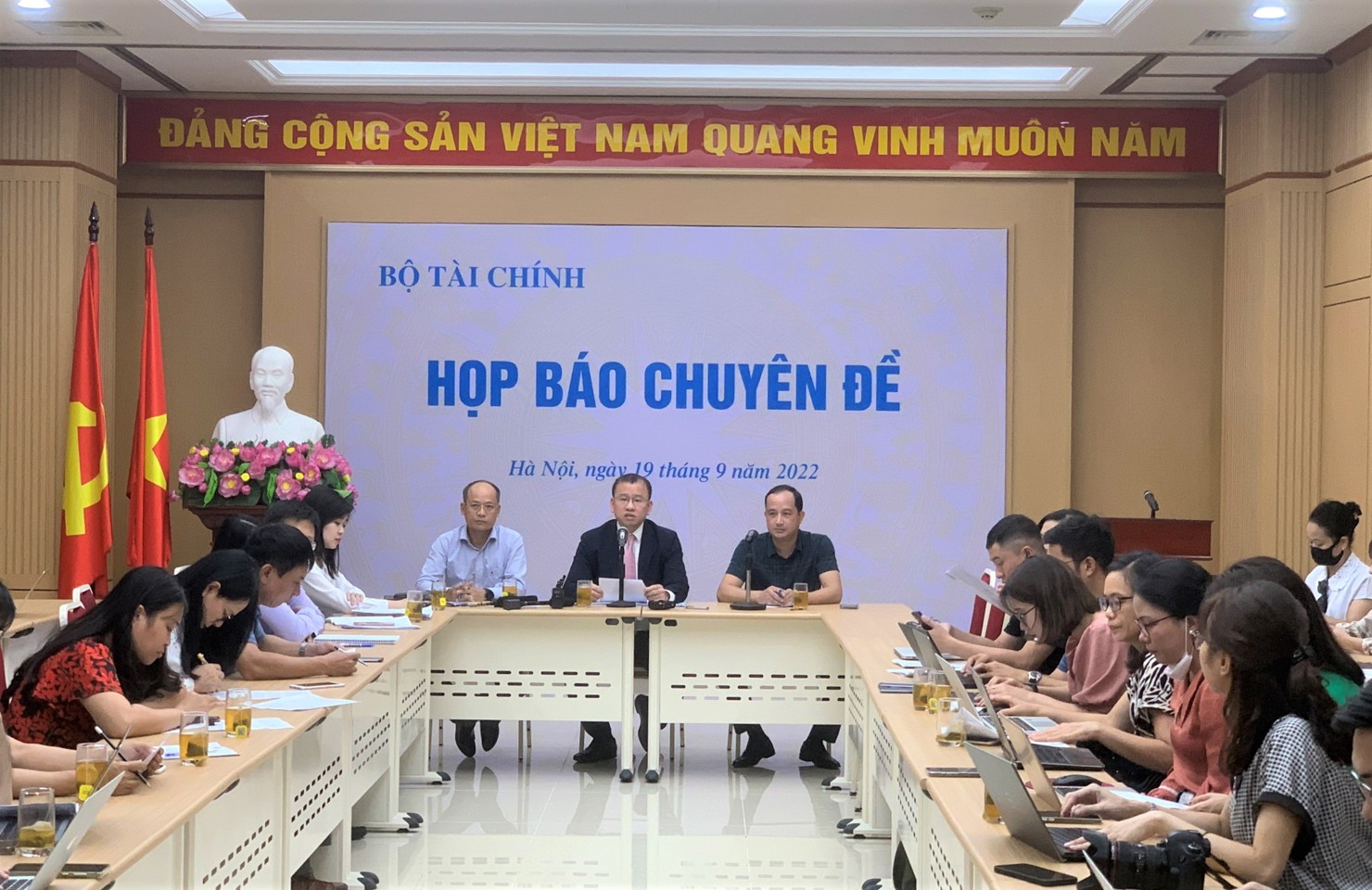 Toàn cảnh cuộc họp báo.