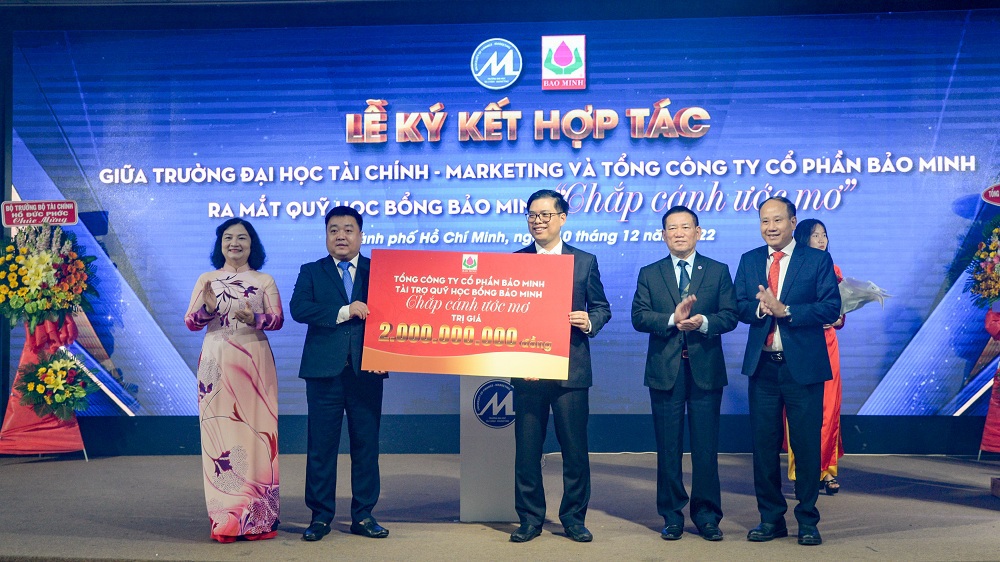 Dưới sự chứng kiến của Bộ trưởng Bộ Tài chính Hồ Đức Phớc, Tổng công ty cổ phần Bảo Minh trao 2 tỷ đồng cho Quỹ “Chắp cánh ước mơ”. Ảnh: Thanh Sơn