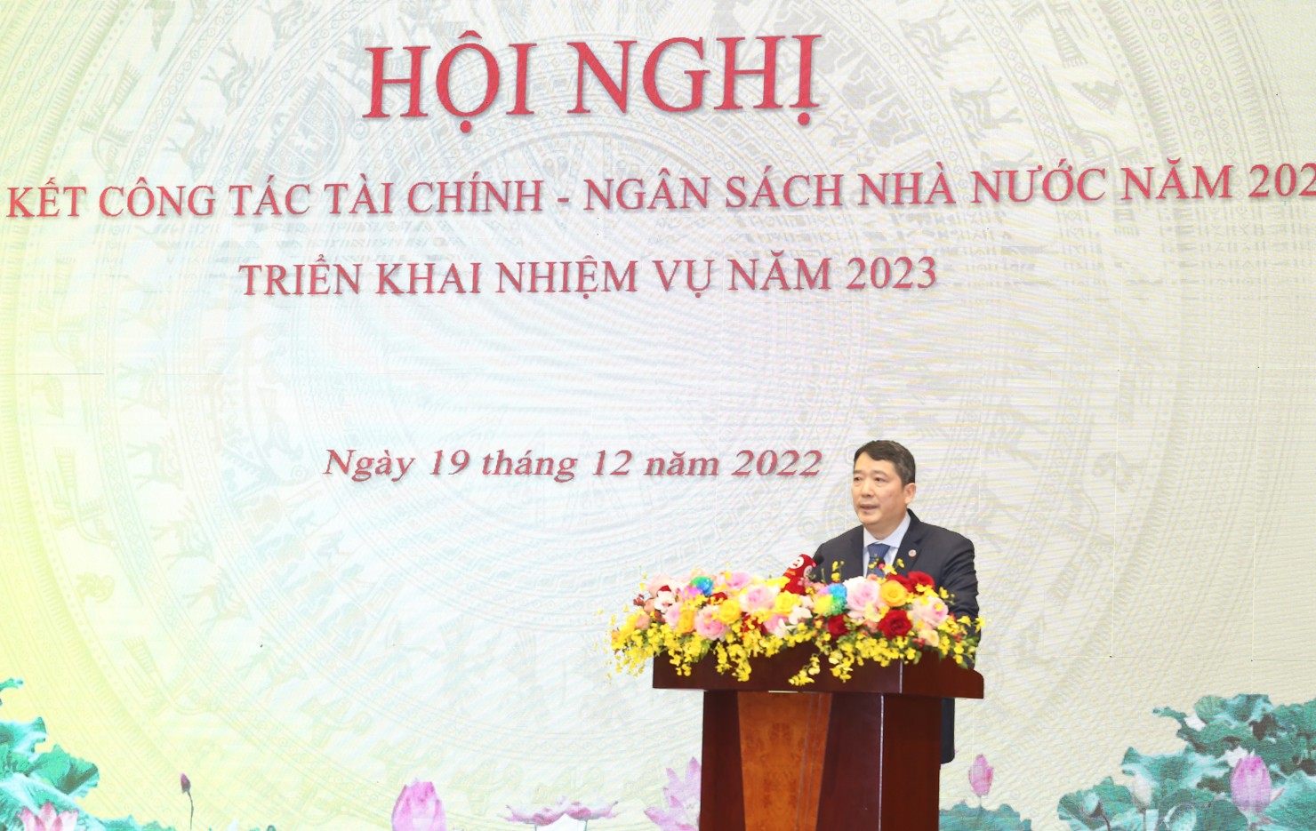 Thứ trưởng Bộ Tài chính Cao Anh Tuấn giới thiệu các đại biểu tham dự hội nghị.