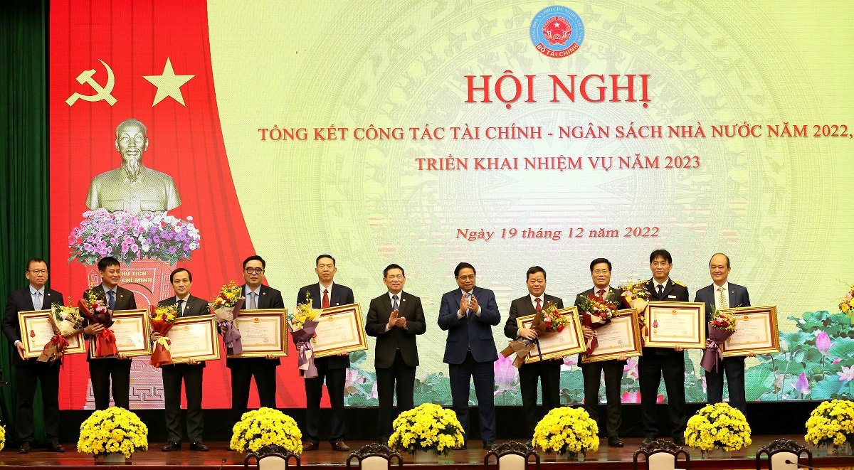 Thủ tướng Chính phủ trao tặng Huân chương Lao động cho các cá nhân có thành tích xuất sắc trong ngành Tài chính.    