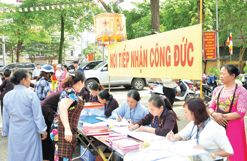 Định kỳ hằng ngày hoặc hằng tuần thực hiện kiểm đếm, ghi tổng số tiền tiếp nhận đối với tiền trong hòm công đức (nếu có).
