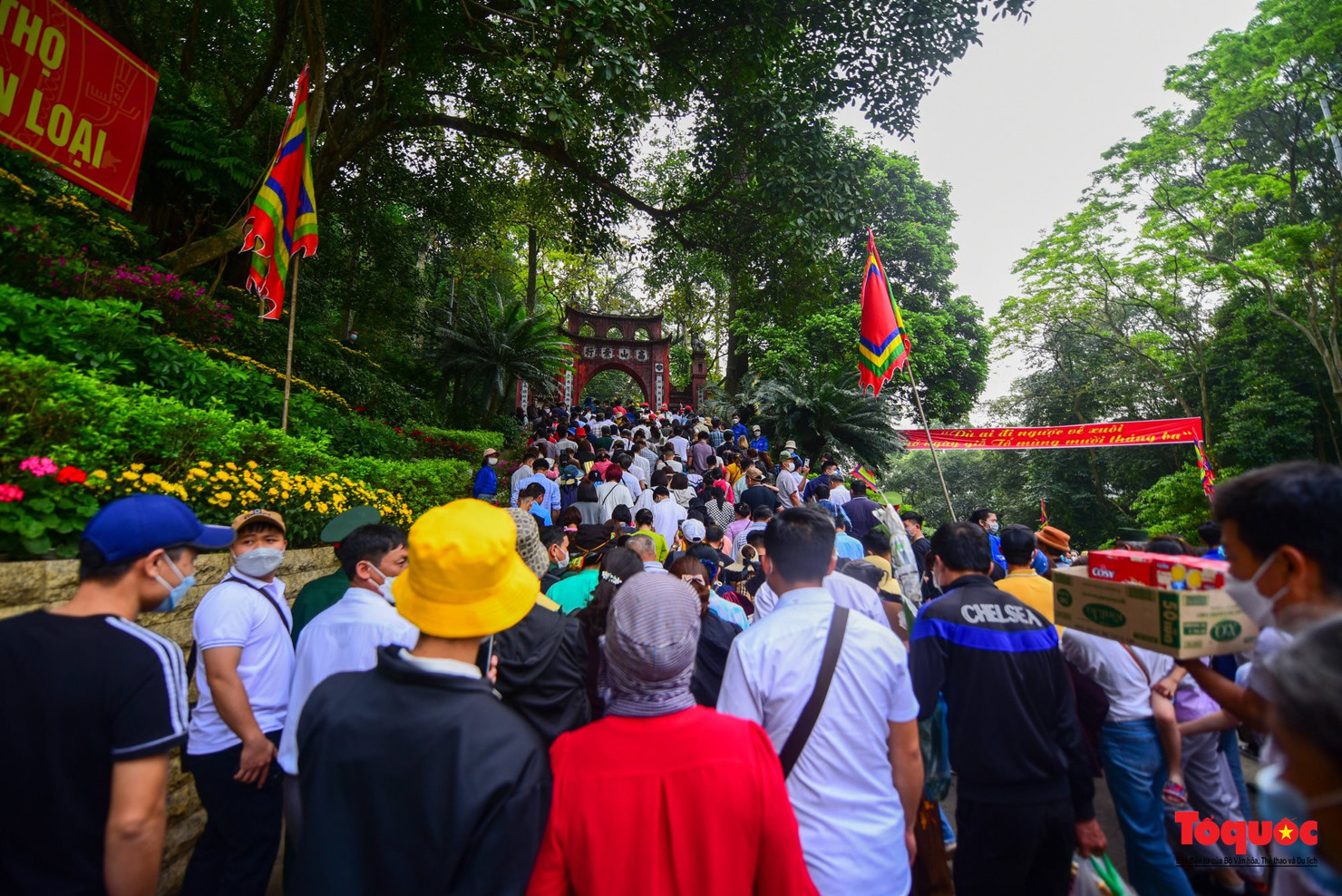 Thờ cúng Hùng Vương, thờ cúng thủy tổ của dân tộc là biểu tượng kết nối giữa quá khứ với hiện tại, biểu hiện cho tinh thần đại đoàn kết dân tộc và truyền thống biết ơn tổ tiên.
