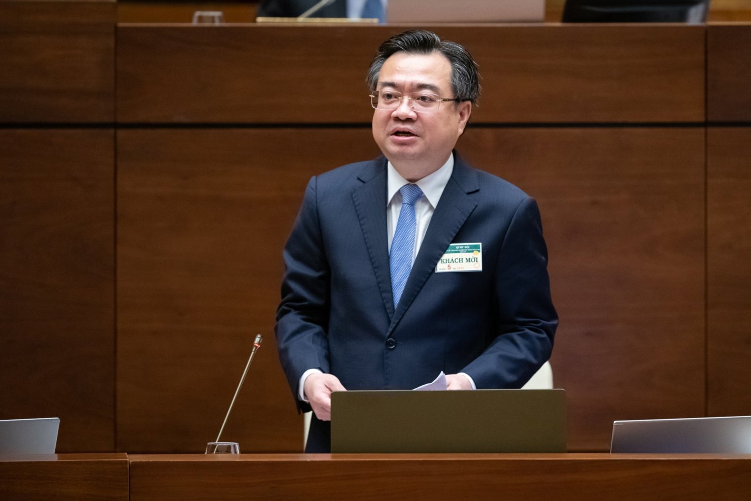 Bộ trưởng Bộ Xây dựng Nguyễn Thanh Nghị làm rõ một số vấn đề trước Quốc hội. 