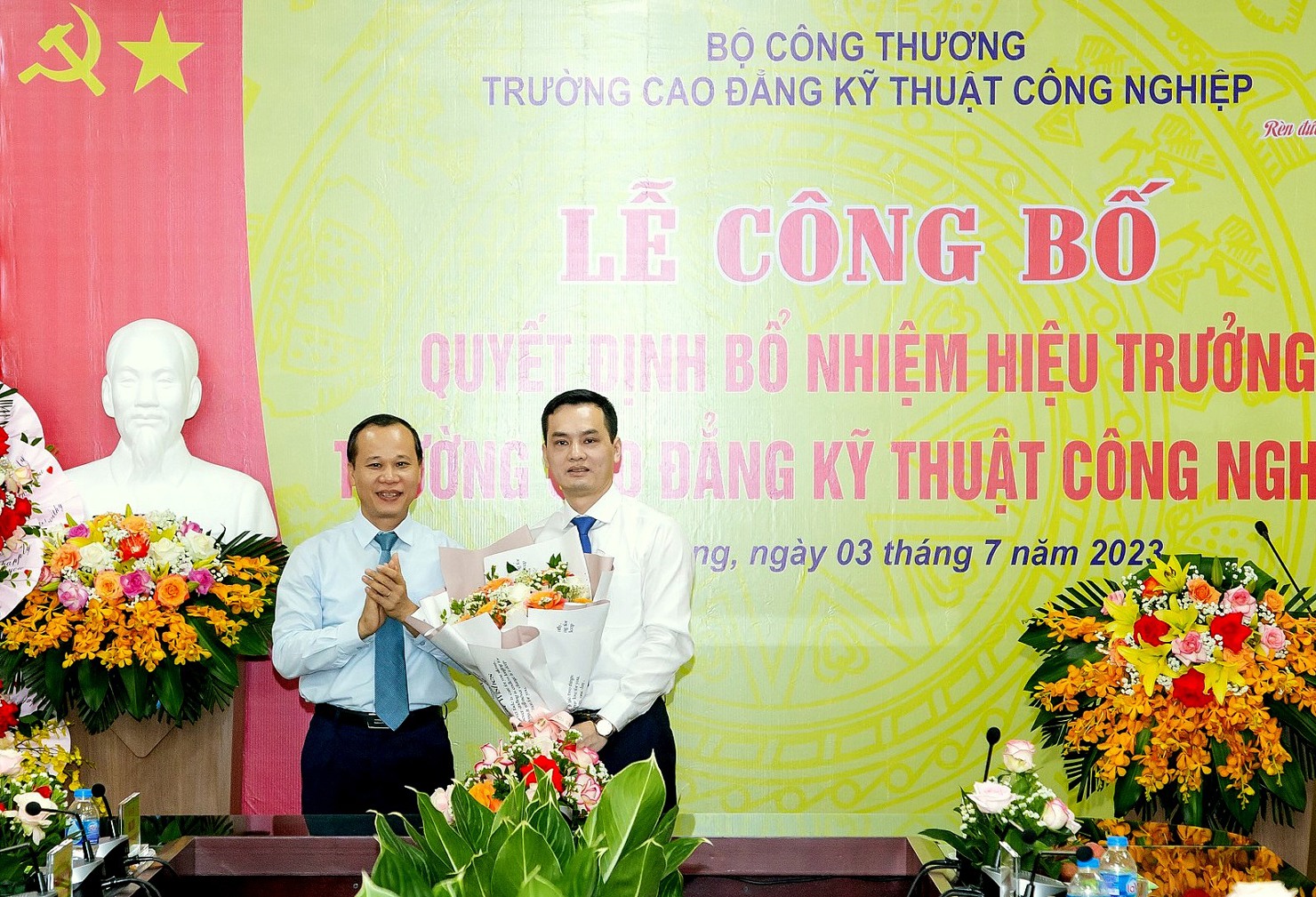 Phó Chủ tịch Thường trực UBND tỉnh Bắc Giang Mai Sơn tặng hoa chúc mừng tân Hiệu trưởng Đào Đức Quảng.