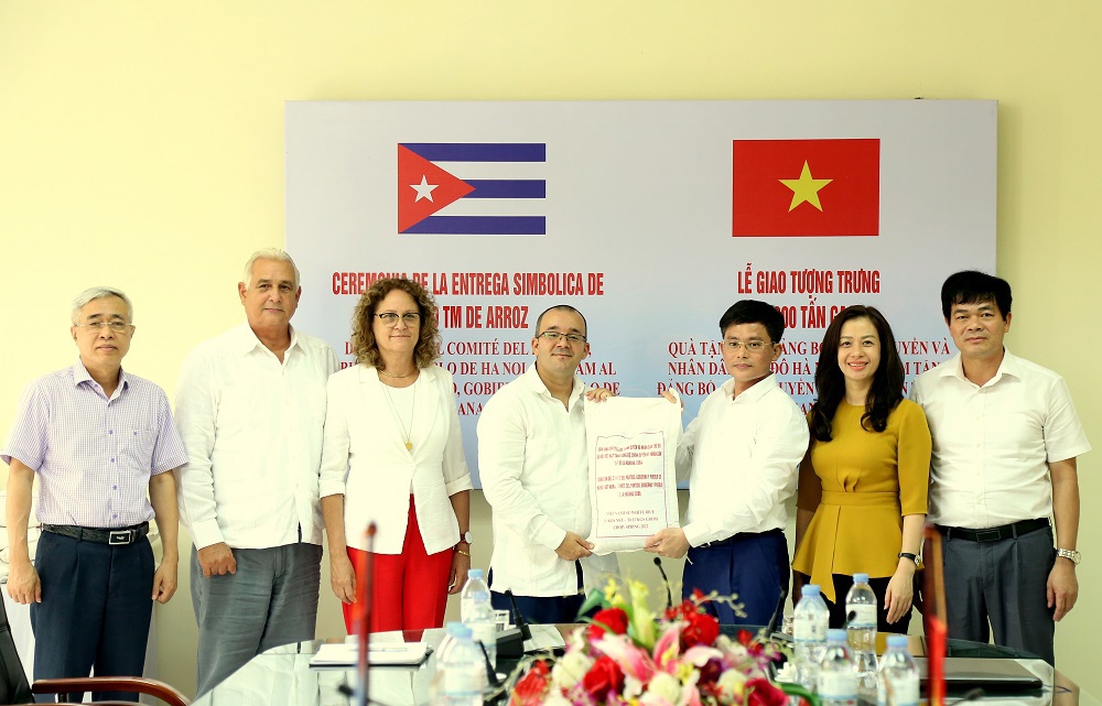 Phó Giám đốc Sở Tài chính Hà Nội Mai Công Quyền và Đại biện lâm thời Đại sứ quán Cuba tại Việt Nam Joy Puentes Saldies cùng các đại biểu thực hiện nghi lễ trao gạo tượng trưng.