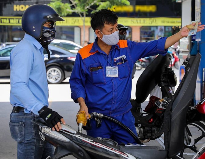 Giá nhiên liệu là xăng dầu và gas có biến động phức tạp theo giá thế giới. 