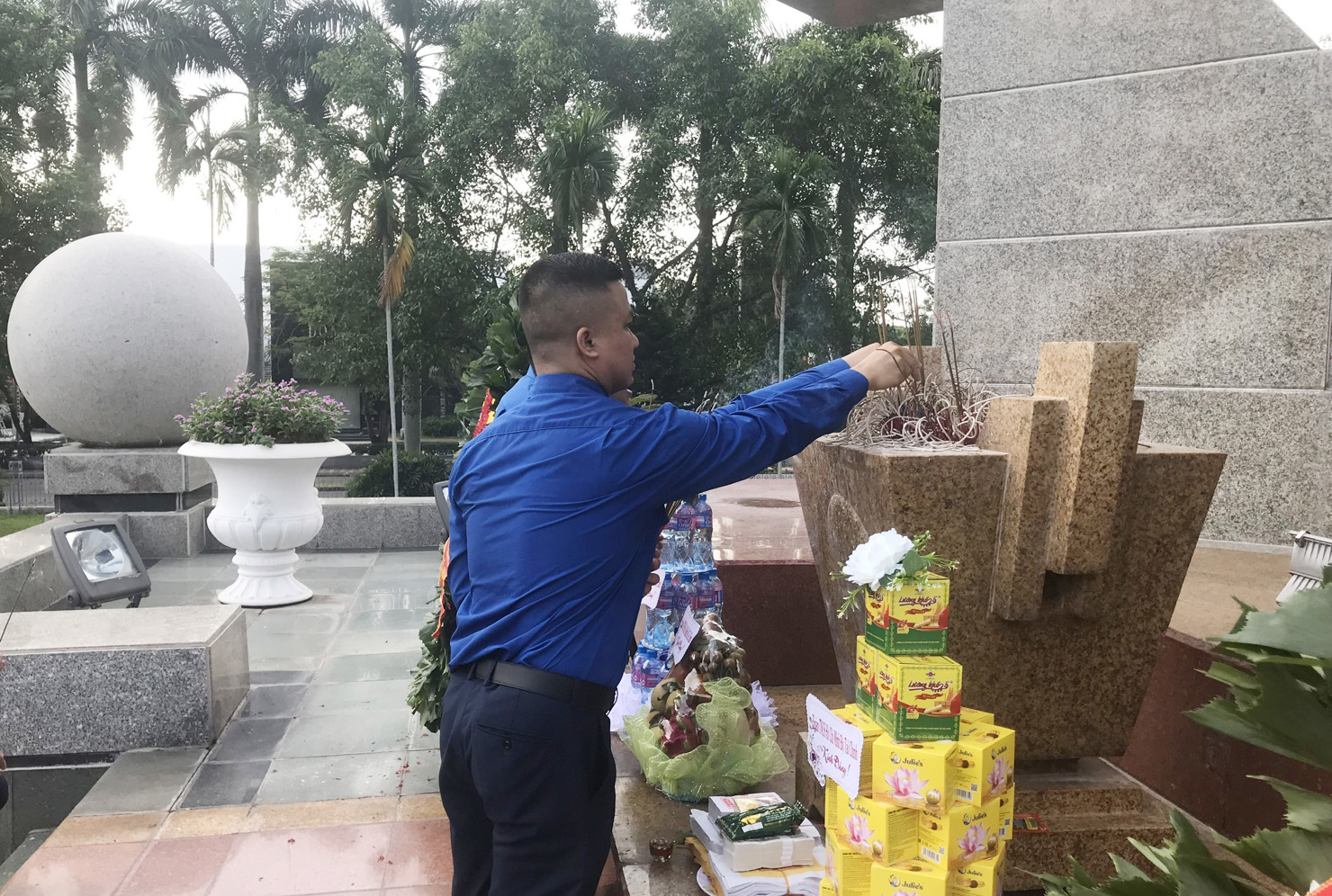 Tuổi trẻ ngành Tài chính dâng hương tưởng nhớ các anh hùng, liệt sỹ đã hy sinh vì nền độc lập dân tộc.
