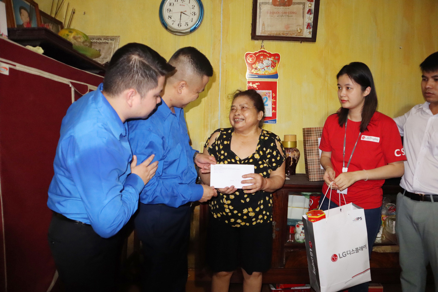 Bí thư Đoàn thanh niên Bộ Tài chính Lê Đôn thăm hỏi gia đình liệt sỹ, gia đình có công với cách mạng.