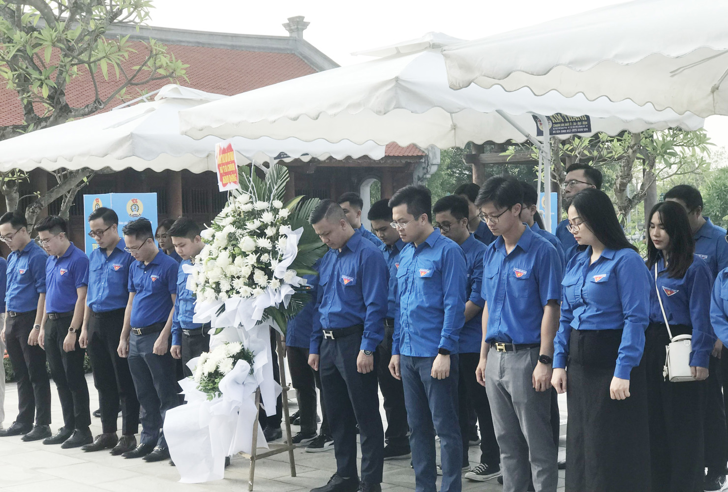Các đoàn viên thuộc Đoàn Thanh niên Bộ Tài chính và Thành đoàn Hải Phòng dành một phút mặc niệm tưởng nhớ đồng chí Nguyễn Đức Cảnh.