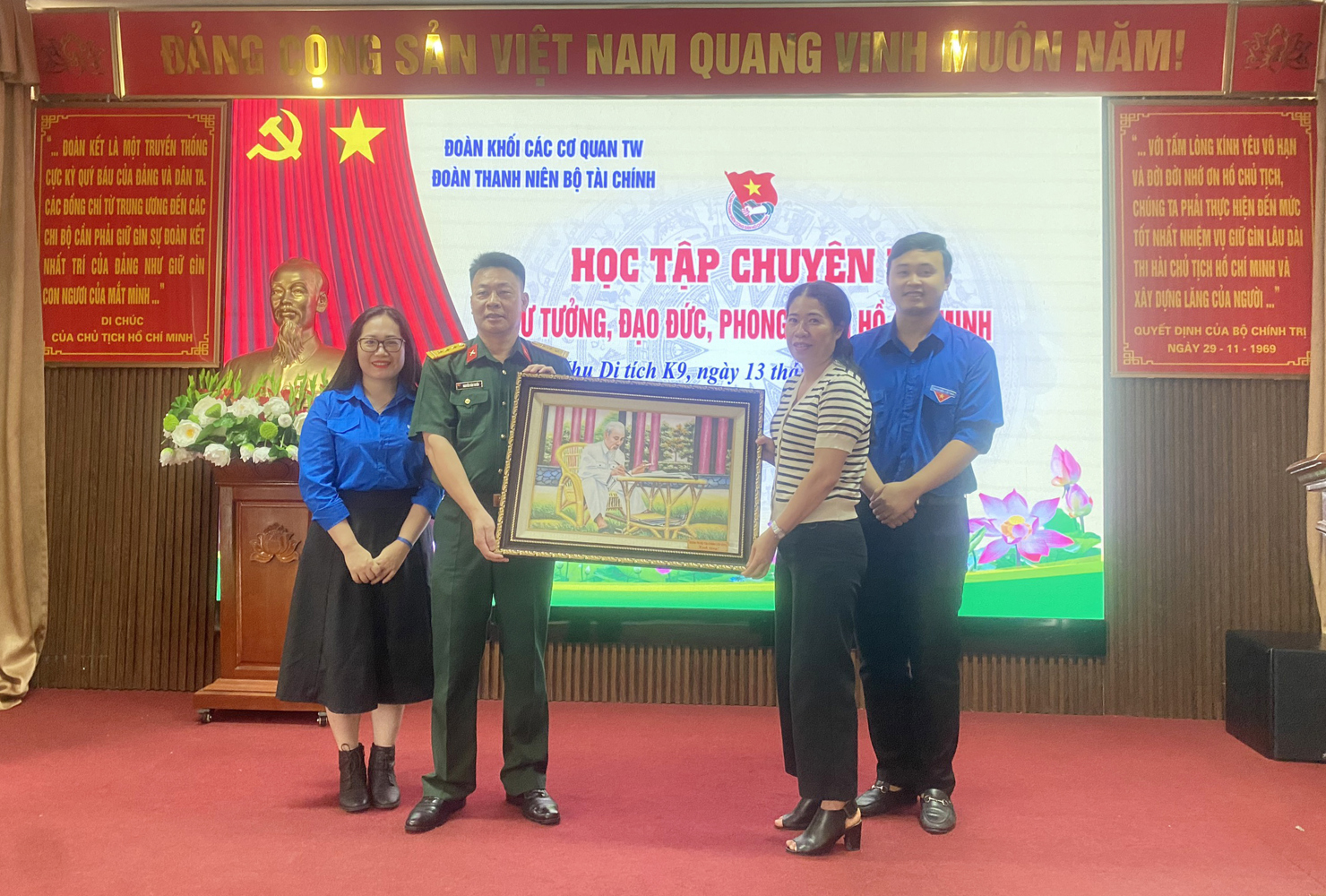 Tuổi trẻ ngành Tài chính học tập chuyên đề tư tưởng, đạo đức, phong cách Hồ Chí Minh.