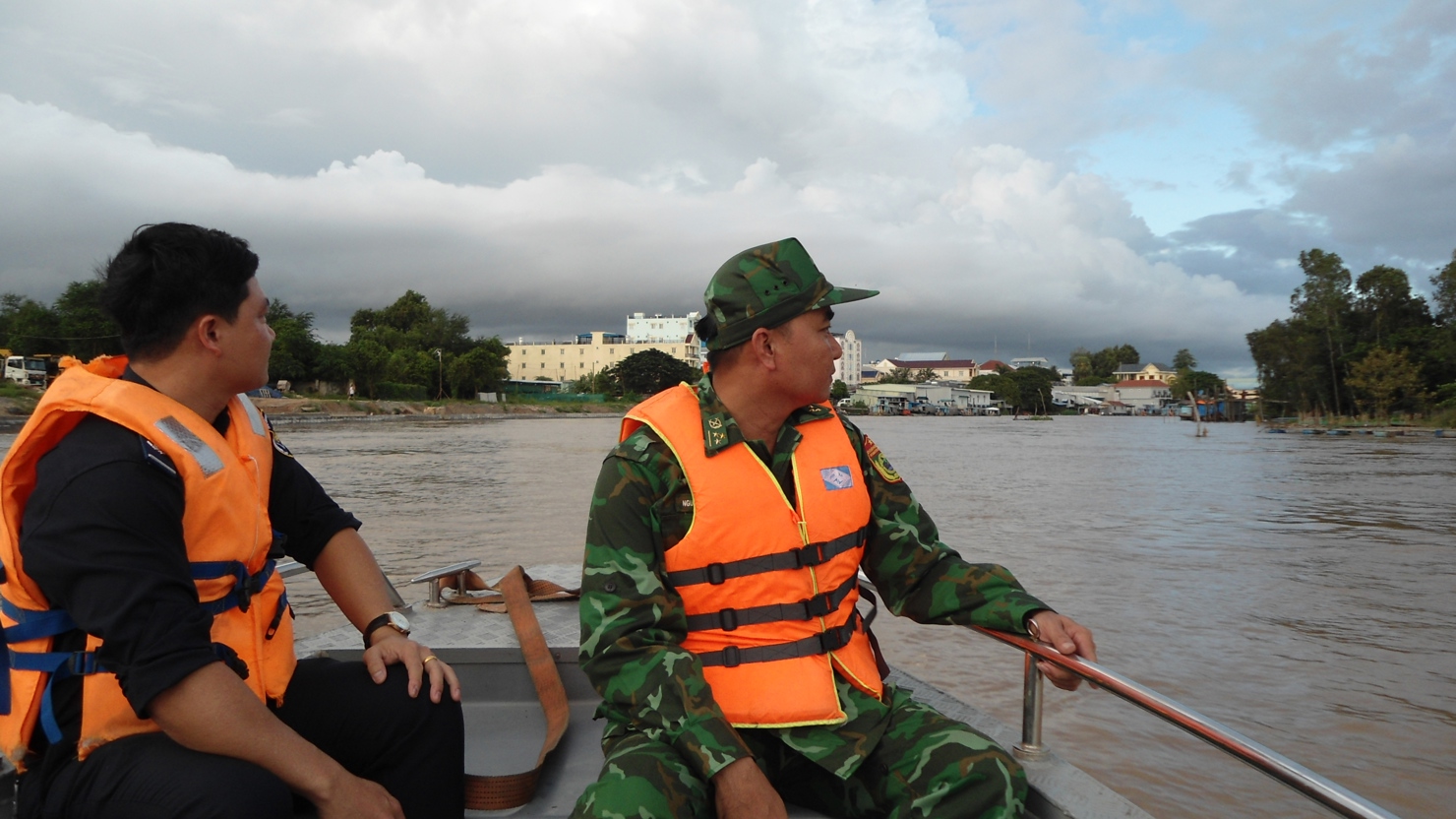 Cán bộ Cục Hải quan An Giang tăng cường tuần tra giám sát đường sông. Ảnh: Thùy Linh.