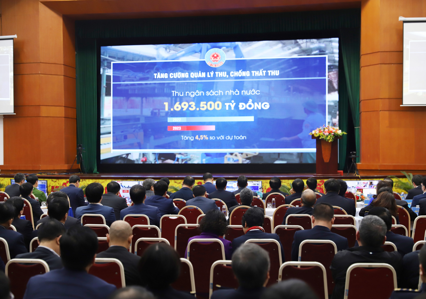 Các đại biểu xem video Báo cáo đánh giá công tác thực hiện nhiệm vụ tài chính - NSNN năm 2023, triển khai nhiệm vụ năm 2024 tại Hội nghị. Ảnh: Văn Trường