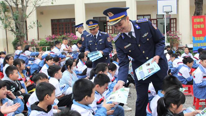 Lực lượng cảnh sát biển đẩy mạnh hoạt động tuyên truyền, phổ biến Luật Cảnh sát biển Việt Nam. Nguồn: ITN
