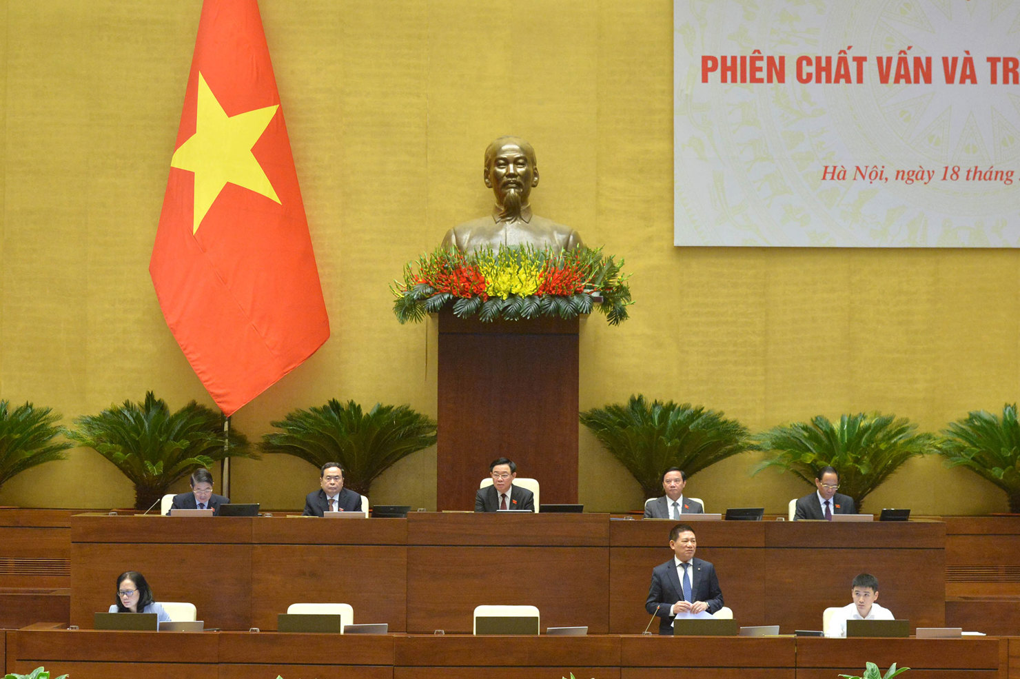  Bộ trưởng Bộ Tài chính Hồ Đức Phớc trả lời chất vấn. 