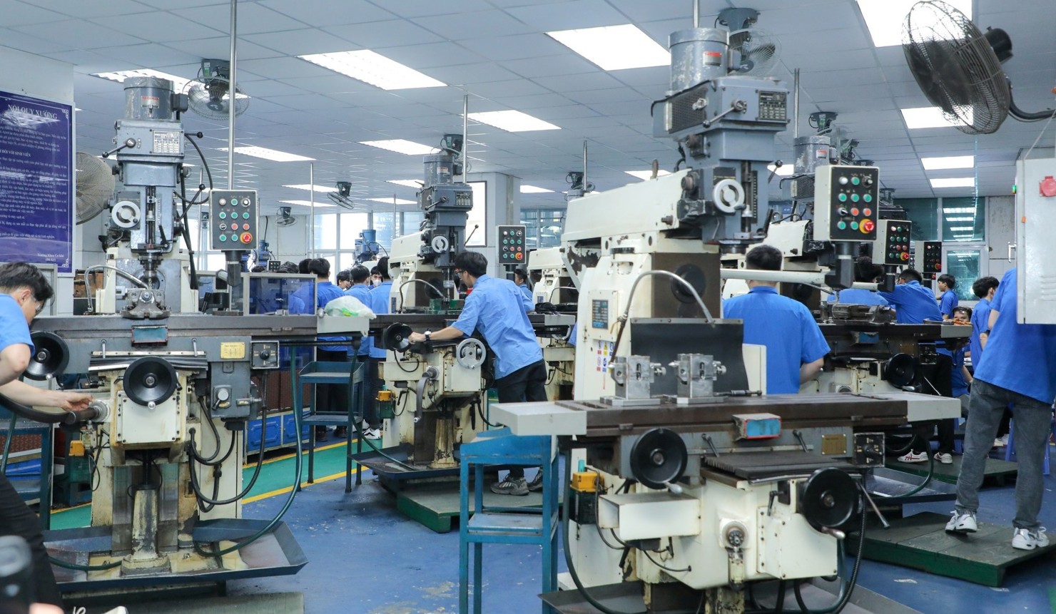 Về mặt kinh tế, áp dụng hệ thống OHSAS 18000 sẽ giúp doanh nghiệp tránh được các khoản tiền phạt do vi phạm quy định pháp luật về trách nhiệm xã hội. Ảnh: Internet