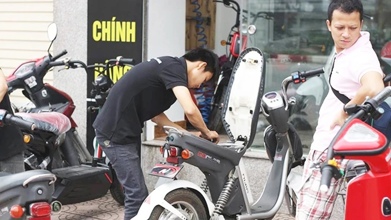 Ngày nay xu hướng dùng xe điện ngày càng nhiều, nhưng không phải ai cũng biết sạc điện cho đúng cách để đảm bảo an toàn và kéo dài tuổi thọ của pin. 