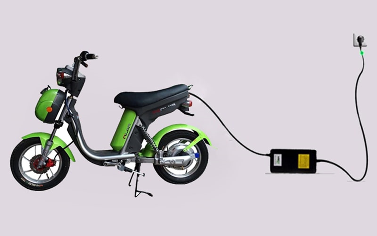 Sạc xe đạp, xe máy điện sao cho an toàn?
