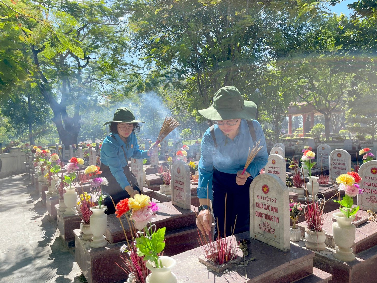 Lãnh đạo Công đoàn Bộ Tài chính thắp hương thành kính lên từng phần mộ anh hùng, liệt sỹ. 