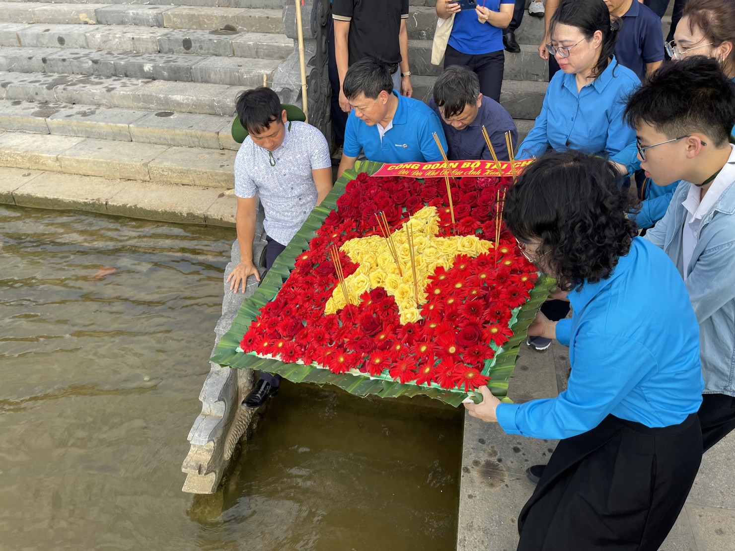 Đoàn cán bộ Công đoàn Bộ Tài chính thả vòng hoa trên sông Thạch Hãn bày tỏ lòng tri ân sâu sắc với sự hy sinh cao cả, cống hiến của các anh hùng, liệt sỹ.