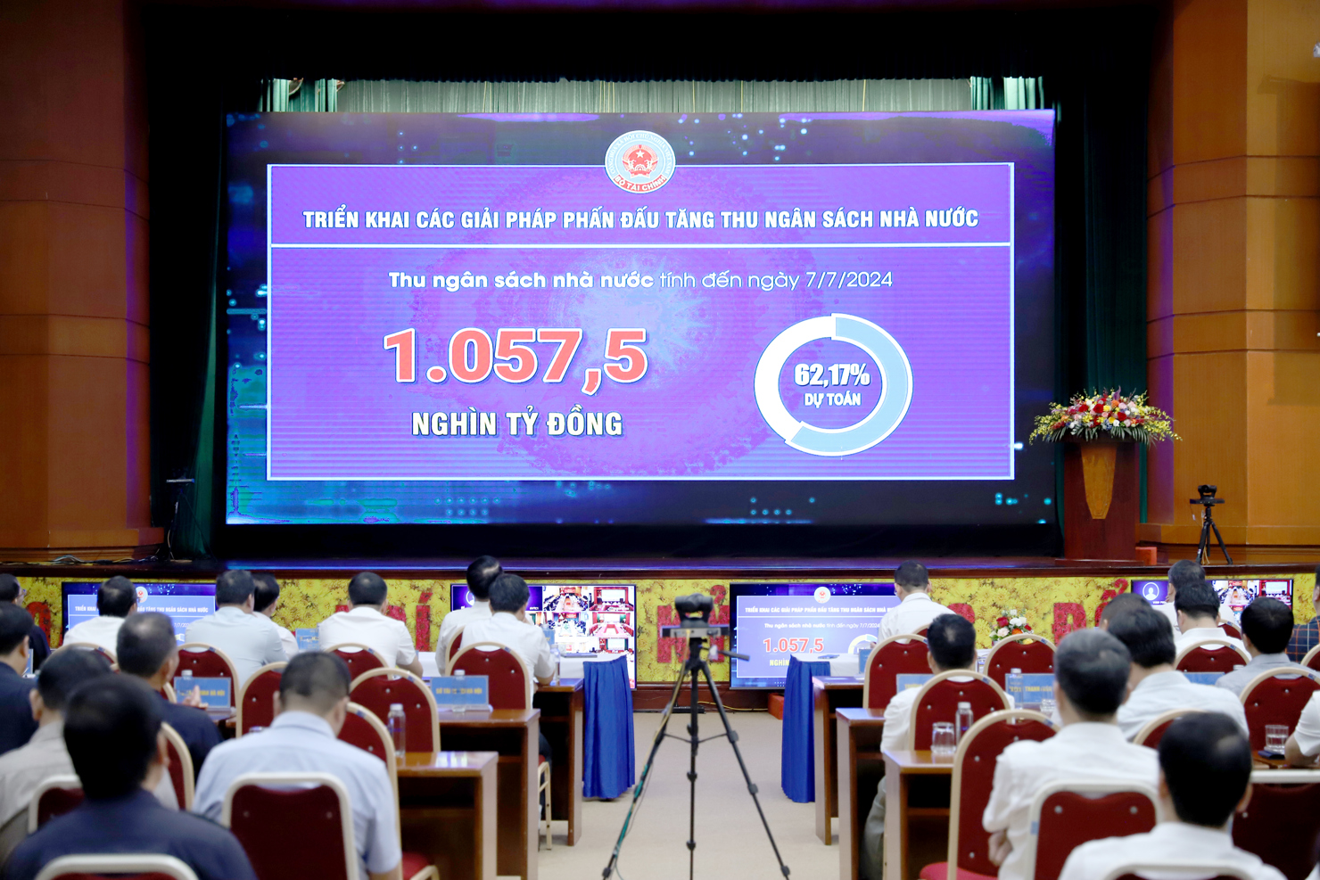 Các đại biểu dự Hội nghị xem video về kết quả đạt được của ngành Tài chính trong 6 tháng đầu năm 2024. Ảnh: Văn Trường
