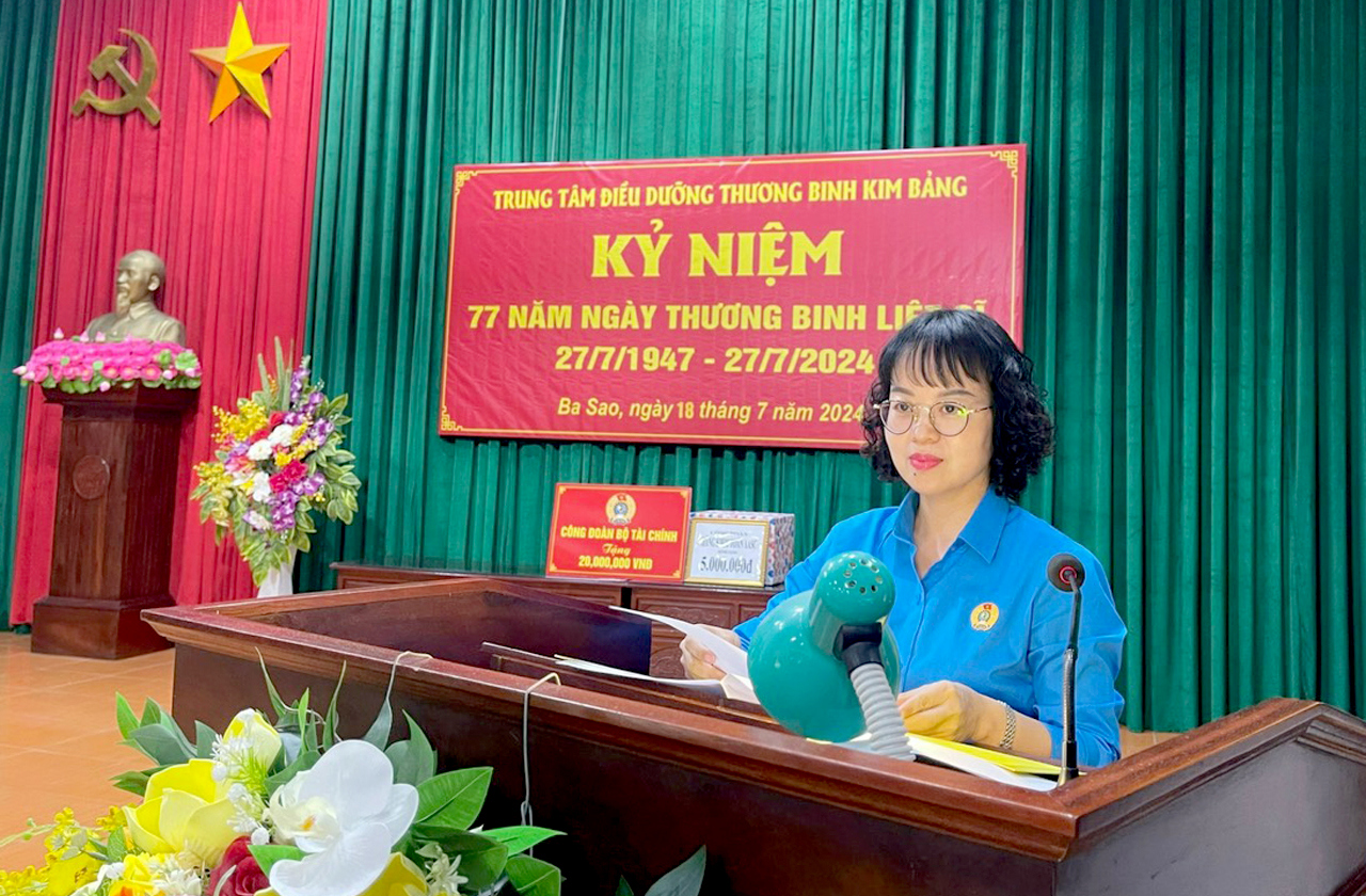 Đồng chí Lê Thị Hạnh - Phó Chủ tịch Công đoàn Bộ Tài chính bày tỏ lòng biết ơn đối với công lao to lớn của các thương, bệnh binh.