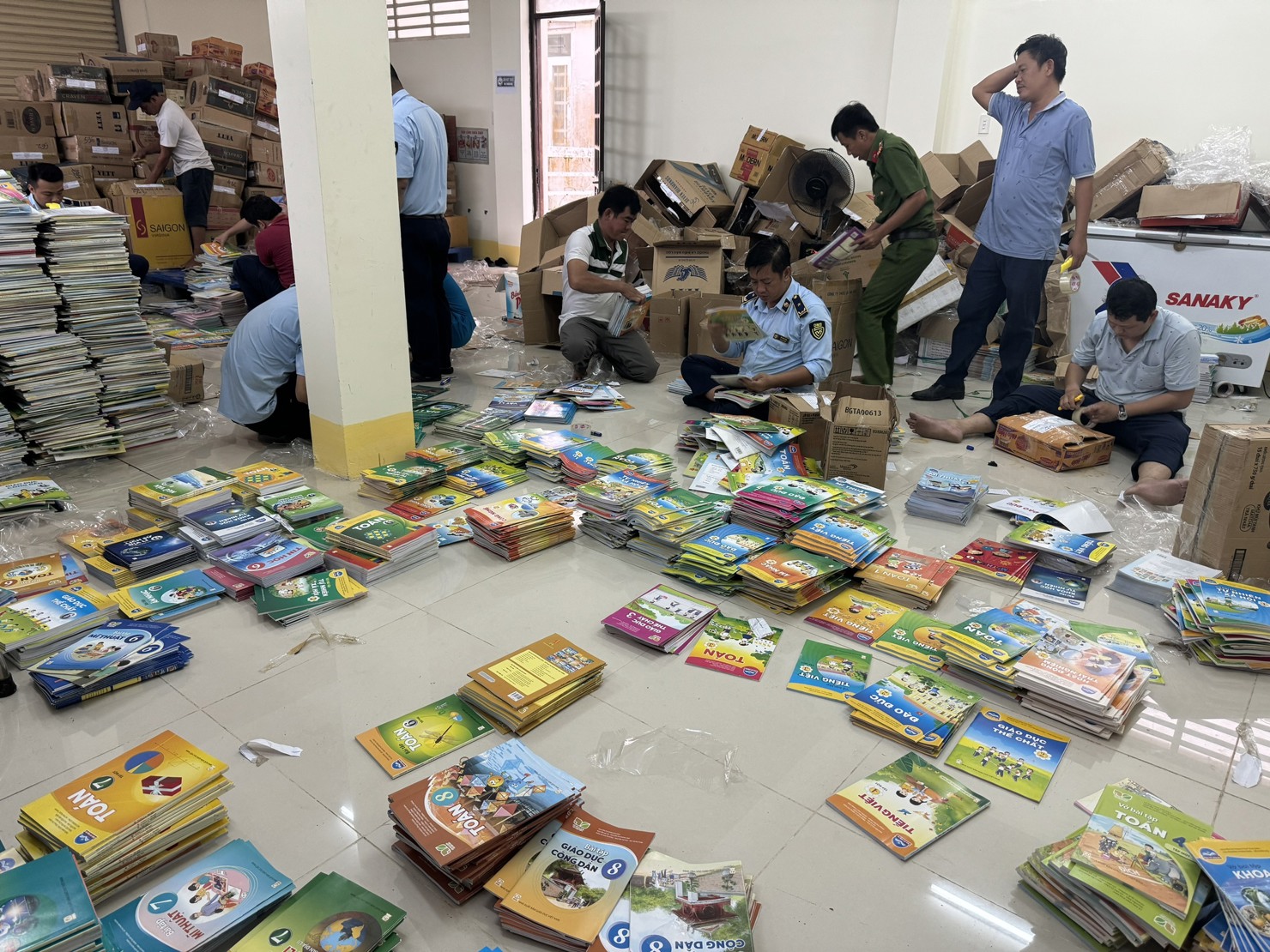 Đoàn kiểm tra ghi nhận sách giáo khoa có dấu hiệu giả mạo nhãn hàng hóa, bao bì hàng hóa của Nhà Xuất bản Giáo dục Việt Nam. 