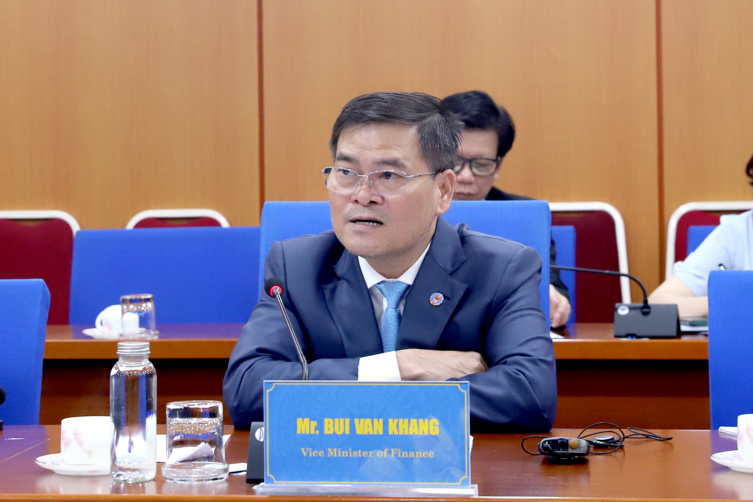 Thứ trưởng Bộ Tài chính Bùi Văn Khắng phát biểu tại cuộc làm việc. 