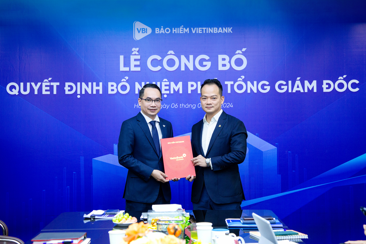 Chủ tịch HĐQT Bảo hiểm VietinBank Nguyễn Huy Quang (bên phải) trao quyết định bổ nhiệm ông Nguyễn Văn Sâm giữ chức Phó Tổng Giám đốc Bảo hiểm VietinBank.