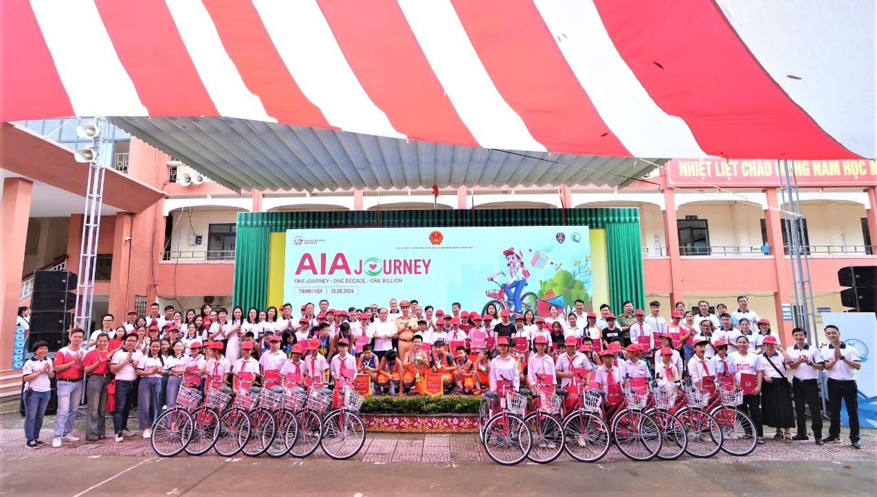 AIA Việt Nam trao tặng xe đạp cho học sinh tại Thanh Hóa