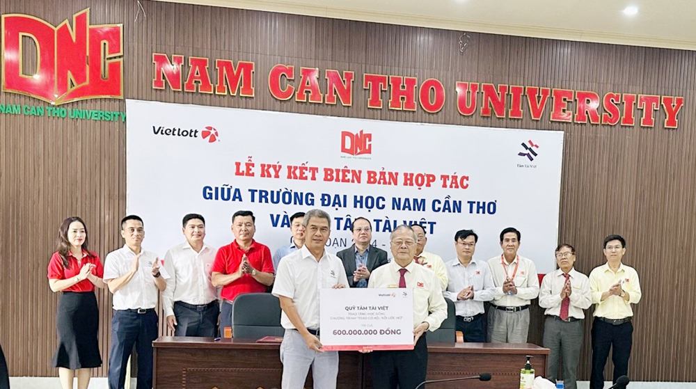 Quỹ Tâm Tài Việt và Vietlott tặng học bổng đến sinh viên Trường Đại học Nam Cần Thơ