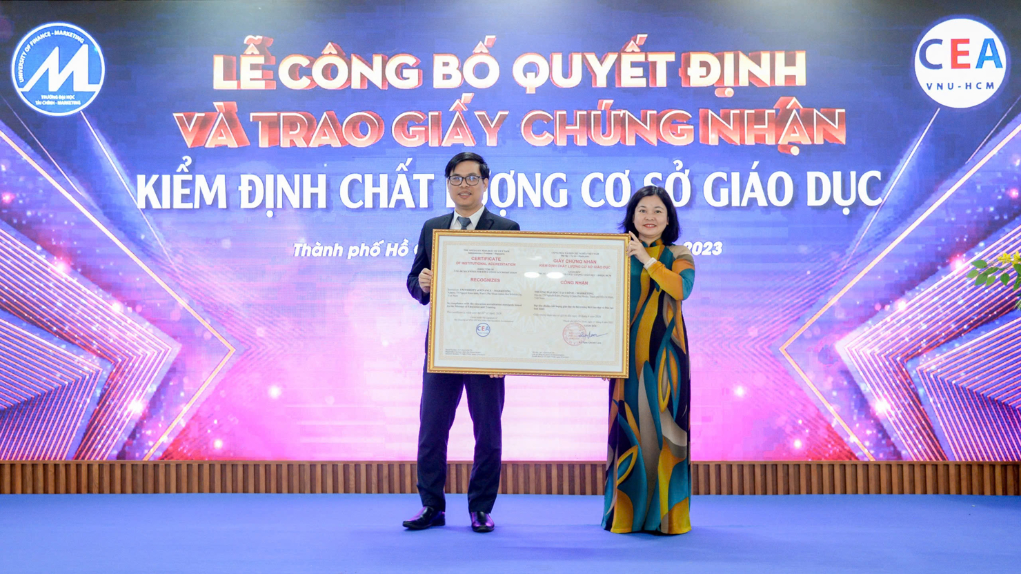 PGS. TS Phạm Tiến Đạt- Hiệu trưởng Trường Đại học Tài chính - Marketing nhận chứng chỉ đạt tiêu chuẩn kiểm định chất lượng. Ảnh: UFM