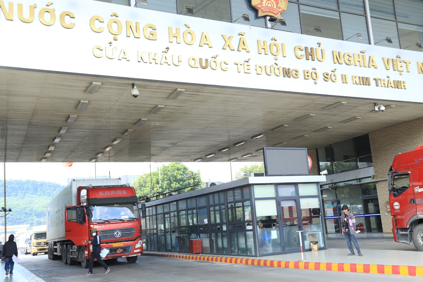 Hoạt động giao thương hàng hóa tại Cửa khẩu Quốc tế đường bộ số II Kim Thành.