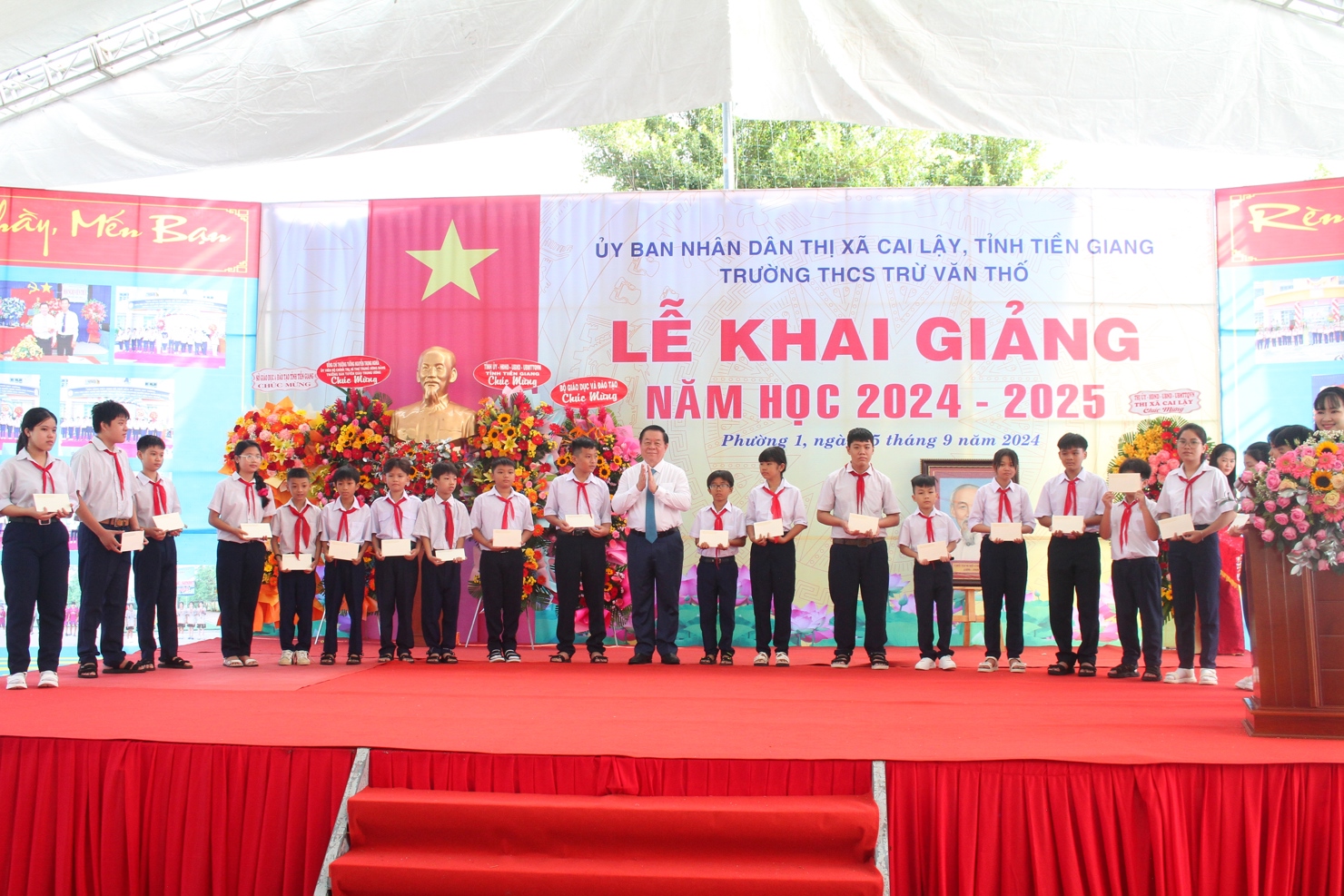  Đồng chí Nguyễn Trọng Nghĩa, Ủy viên Bộ Chính trị, Bí thư Trung ương Đảng, Trưởng Ban Tuyên giáo Trung ương trao học bổng cho học sinh có hoàn cảnh khó khăn.  