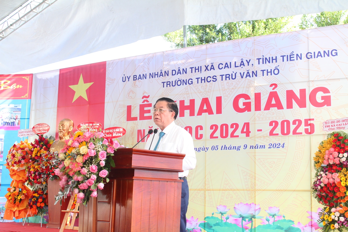  Đồng chí Nguyễn Trọng Nghĩa, Ủy viên Bộ Chính trị, Bí thư Trung ương Đảng, Trưởng Ban Tuyên giáo Trung ương phát biểu tại Lễ khai giảng.  