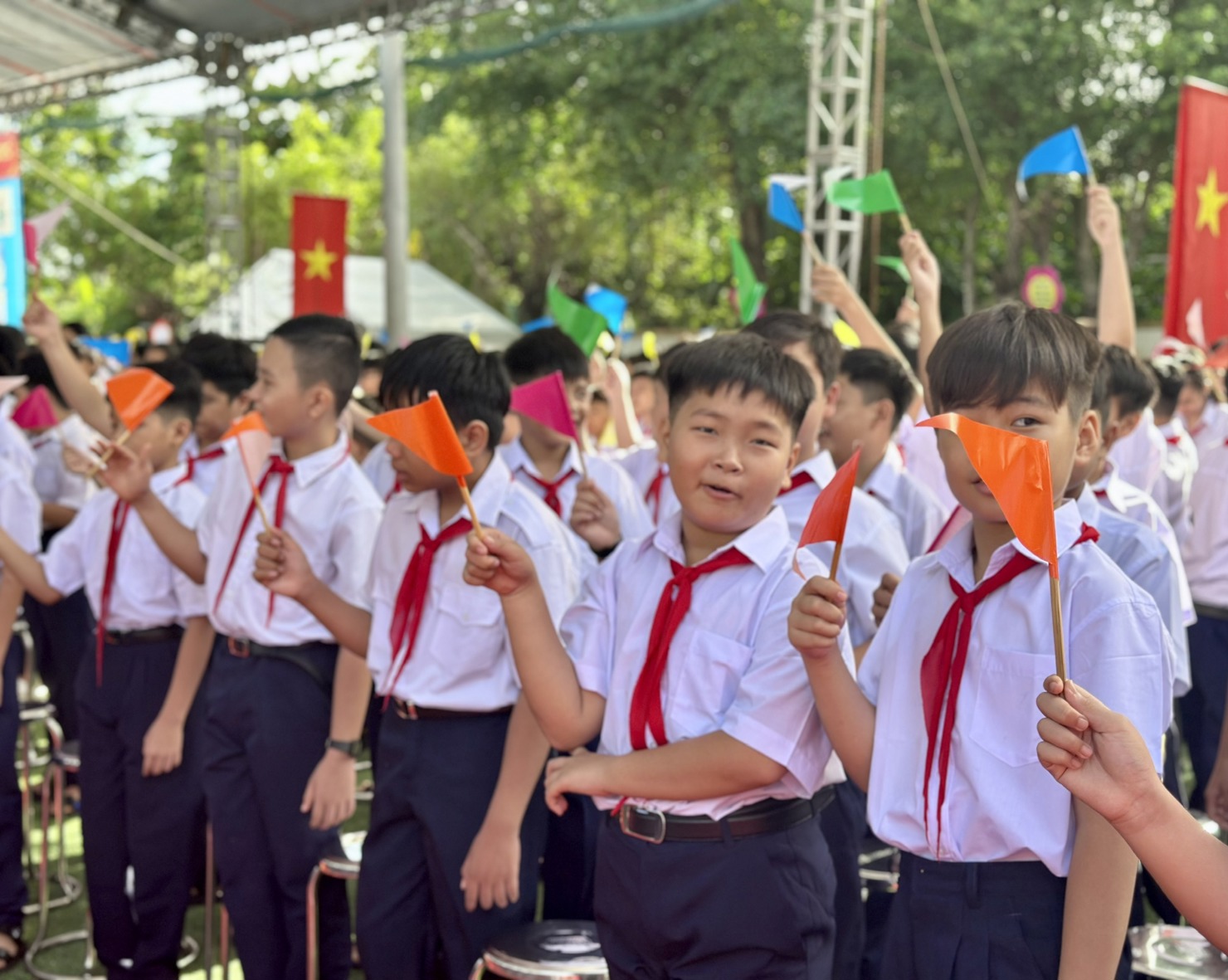  Các em học sinh Trường THCS Trừ Văn Thố hân hoan bước vào năm học mới.  