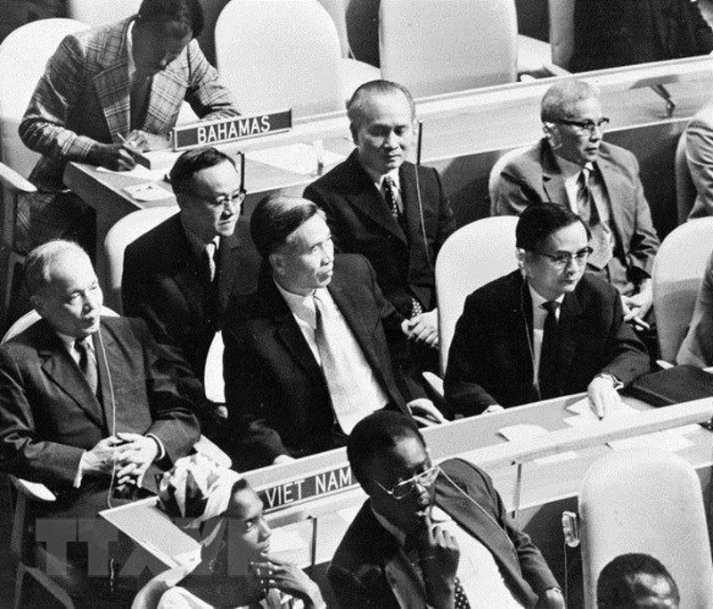 Ngày 20/9/1977, tại khóa họp thứ 32, Đại hội đồng Liên hợp quốc thông qua Nghị quyết công nhận Việt Nam là thành viên của Liên hợp quốc. 