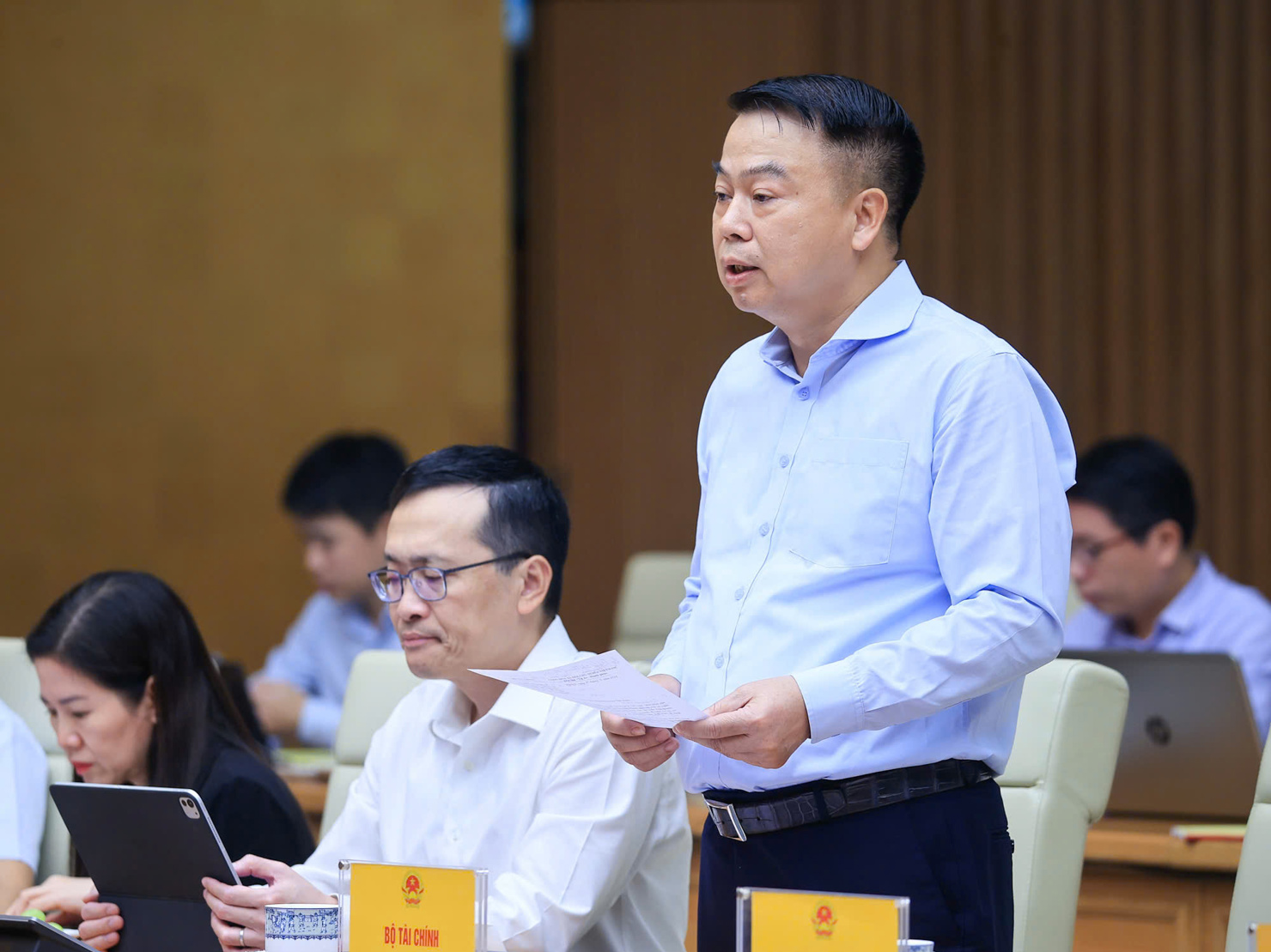 Thứ trưởng Bộ Tài chính Nguyễn Đức Chi phát biểu tại Hội nghị Thường trực Chính phủ làm việc với các ngân hàng thương mại cổ phần về các giải pháp góp phần phát triển kinh tế - xã hội. Ảnh: VGP/Nhật Bắc