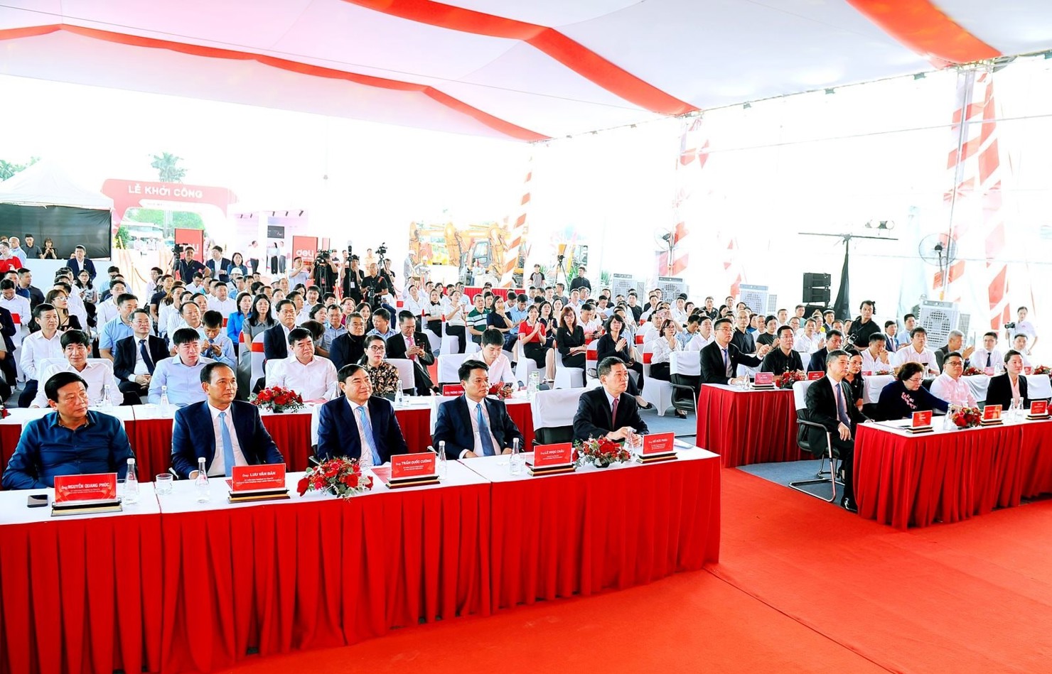 Phó Thủ tướng cùng các đại biểu dự buổi lễ.  