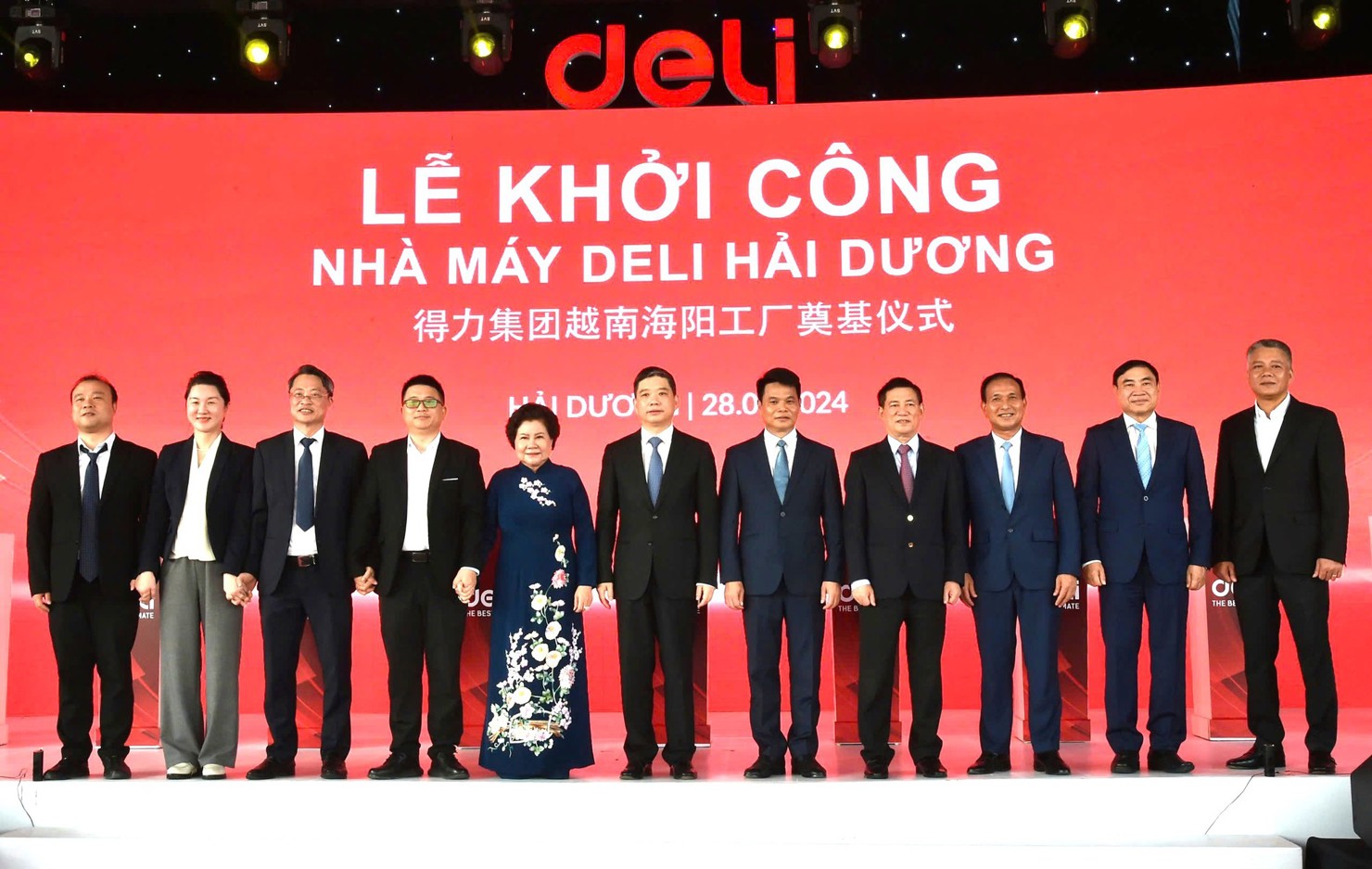 Phó Thủ tướng cùng các đại biểu dự buổi lễ. Ảnh VGP/Hoàng Diên  