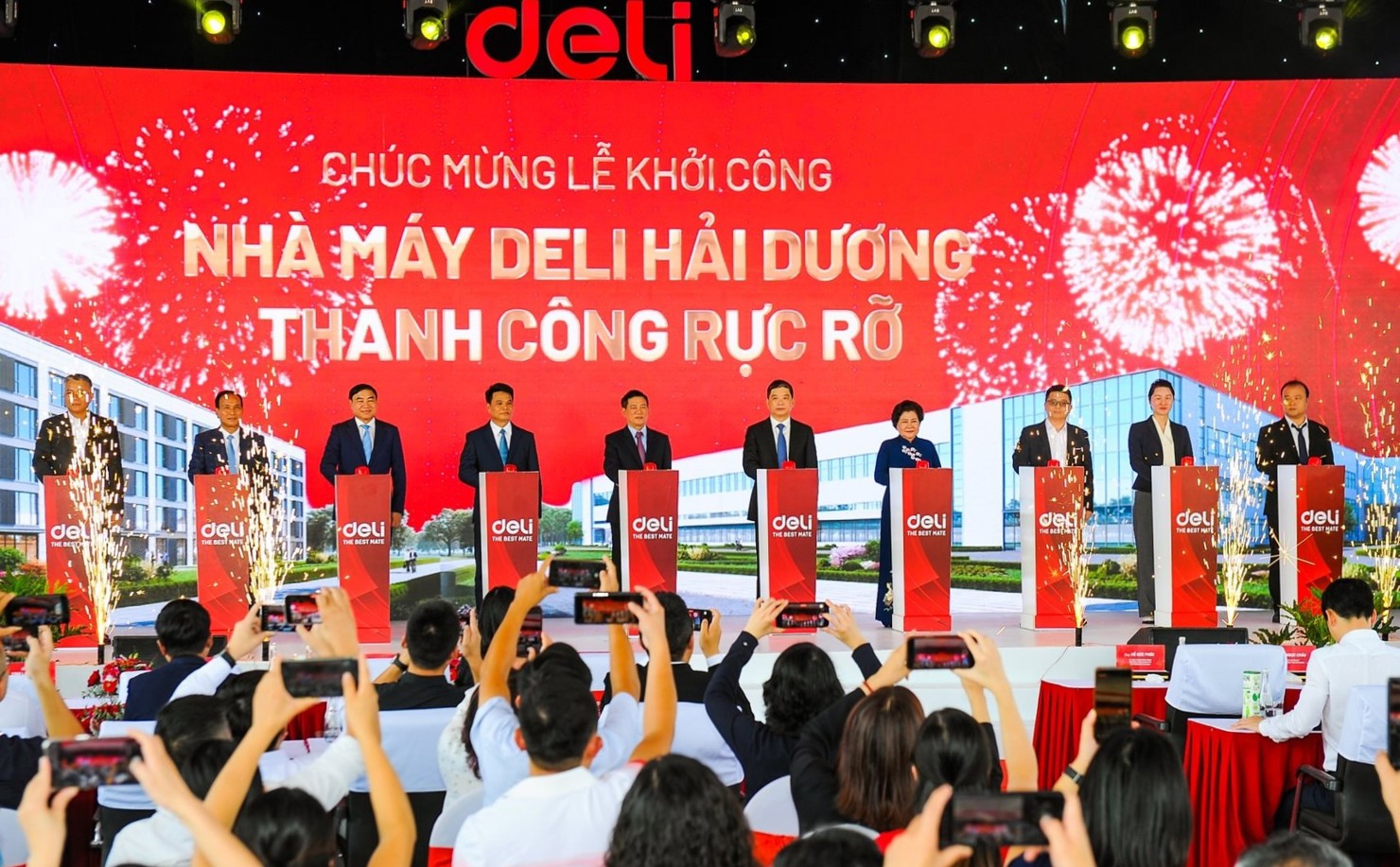 Phó Thủ tướng cùng các đại biểu thực hiện nghi thức khởi công nhà máy Deli Hải Dương.  