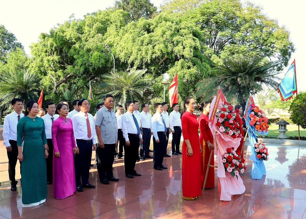 Phó Thủ tướng, Bộ trưởng Bộ Tài chính Hồ Đức Phớc và các đại biểu dâng hoa tại Tượng đài Hoàng đế Quang Trung.