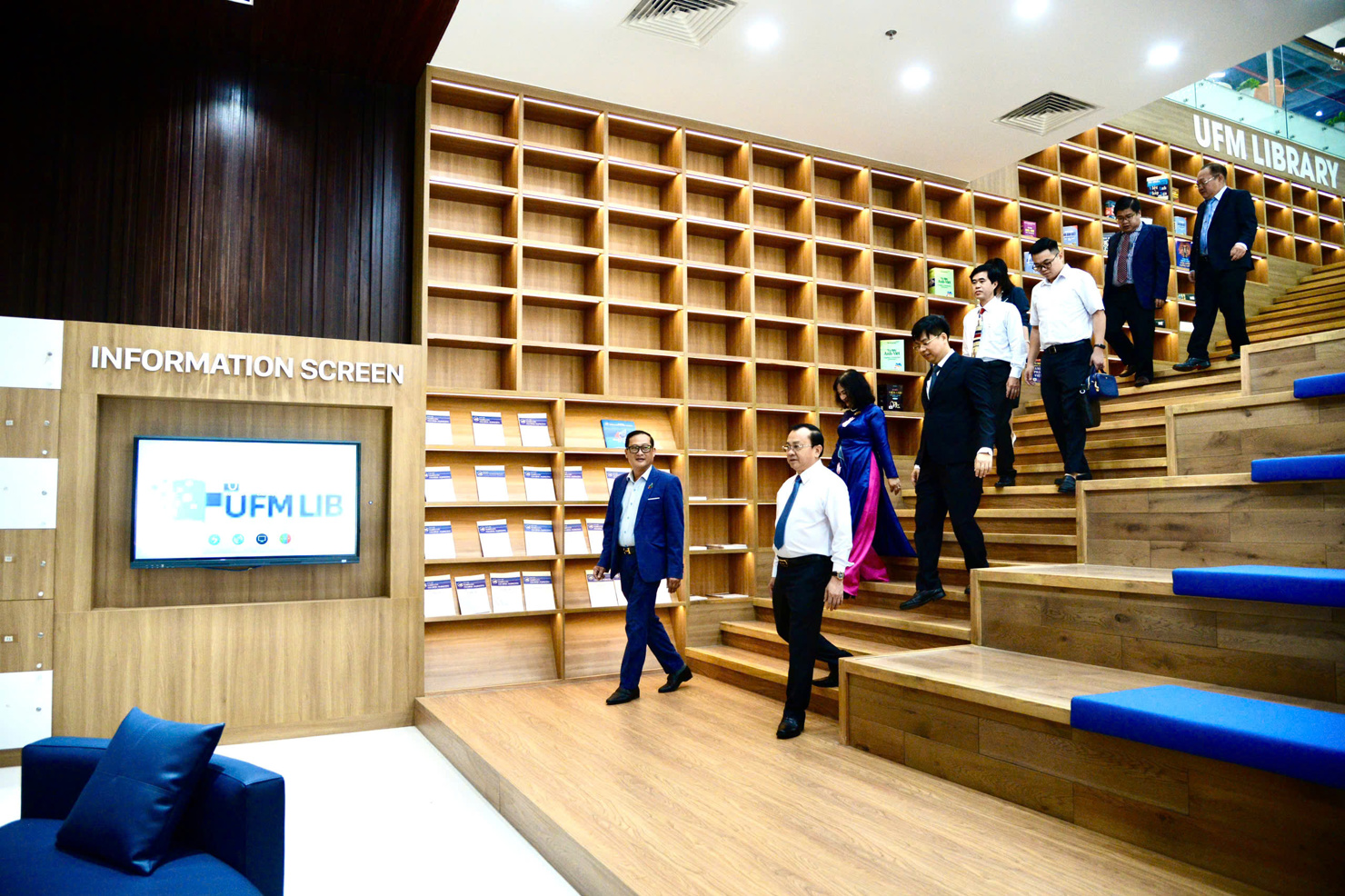 Thứ trưởng Bộ Tài chính Lê Tấn Cận cùng các đại biểu tham quan thư viện của Nhà trường. Ảnh: T. Sơn