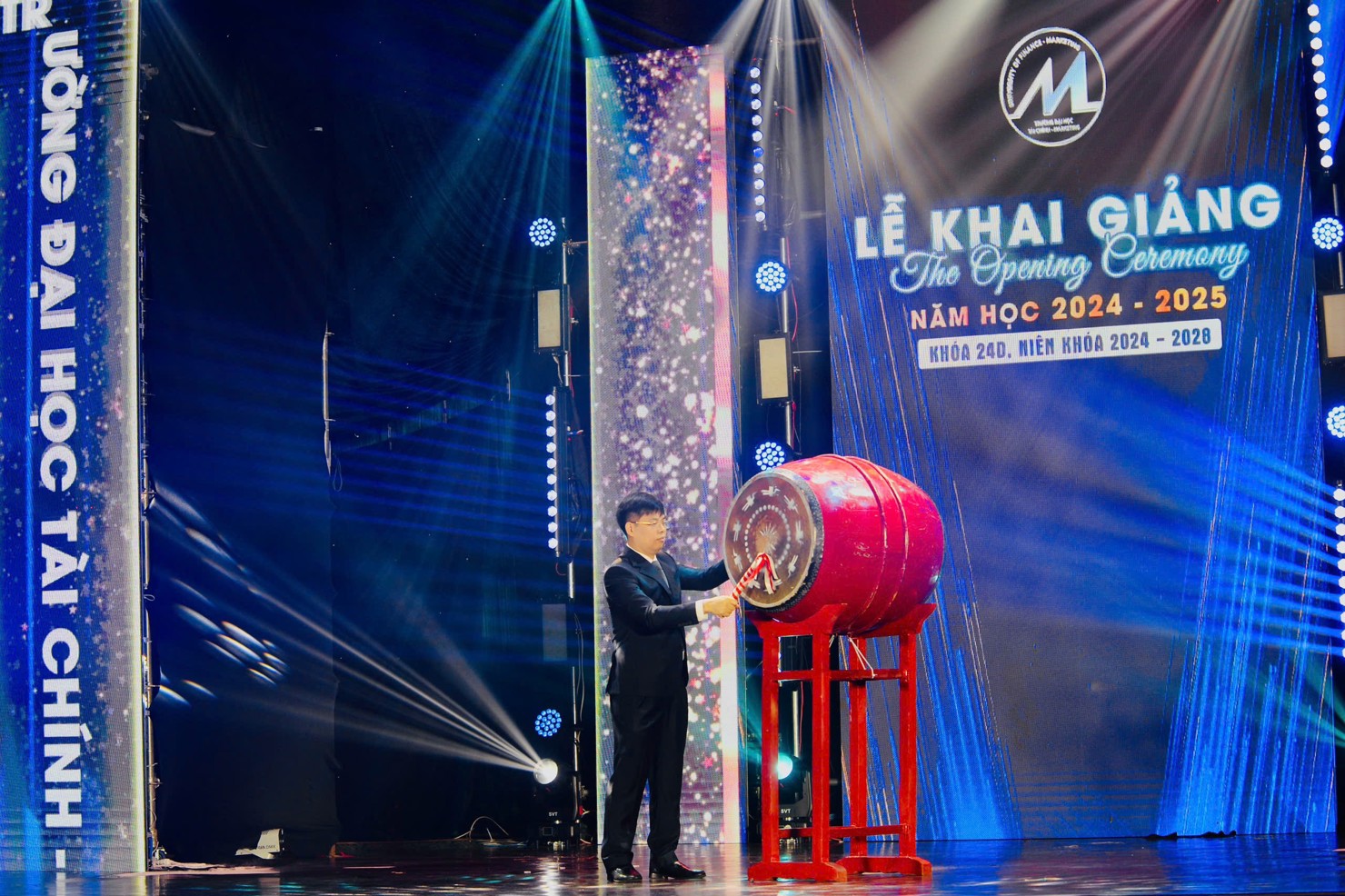 PGS. TS. Phạm Tiến Đạt - Hiệu trưởng nhà trường đánh trống khai giảng năm học mới. Ảnh: T. Sơn
