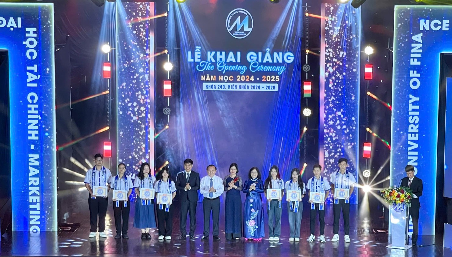 Thứ trưởng khen thưởng cho các tân sinh viên đạt Thủ khoa, Á khoa và đạt điểm cao trong kỳ tuyển sinh đại học năm 2024. Ảnh: T. Sơn
