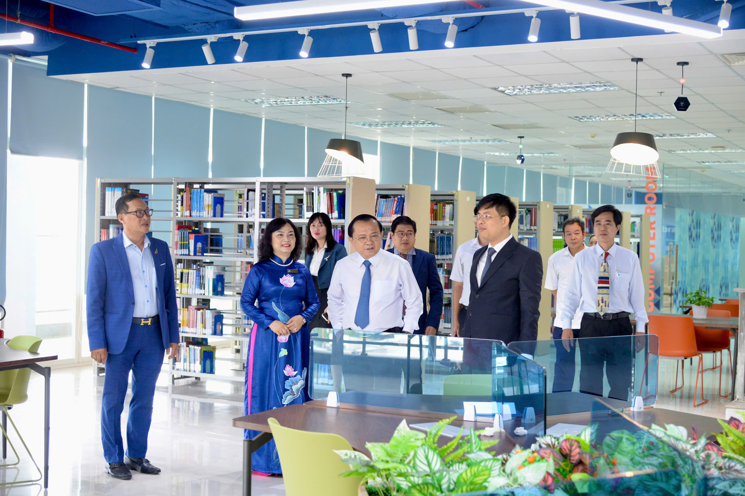 Thứ trưởng Bộ Tài chính Lê Tấn Cận dự khai giảng và thăm quan cơ sở Trường Đại học Tài chính - Marketing